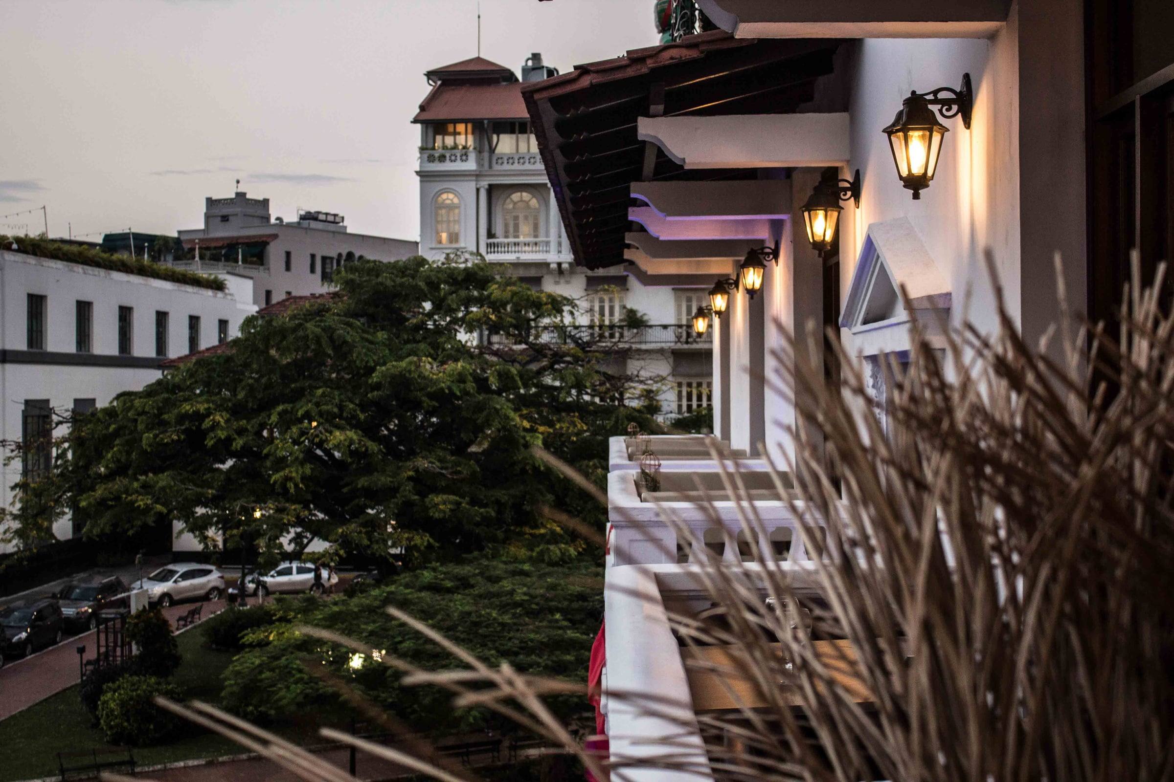 Balcón de Marula al atardecer, con farolillos y vista sobre el Casco Viejo