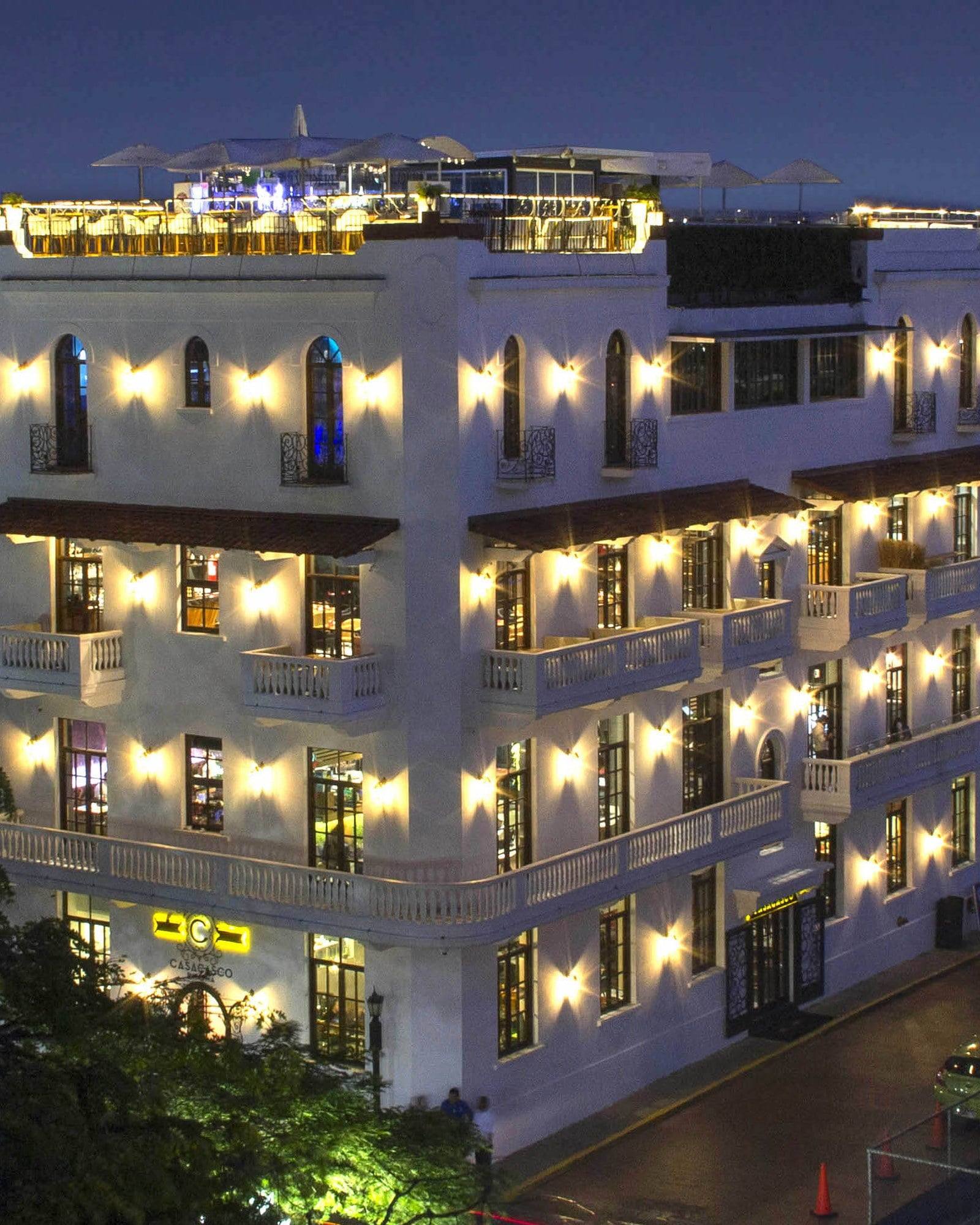 Fachada del Edificio Casa Casco iluminada de noche, en el Casco Viejo