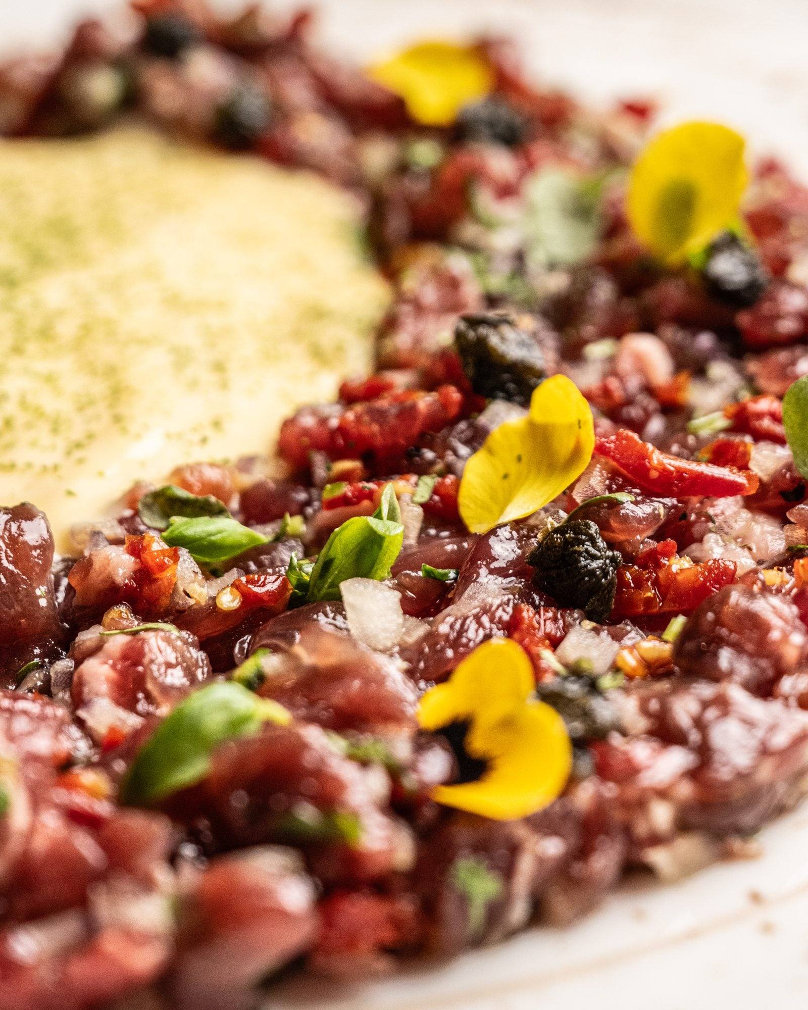 Tartar con flores comestibles amarillas